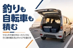 海沿いの駐車場で釣り道具を積んだ軽ハイトワゴンの荷室